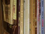 de nombreux livres qui se trouvent sur une étagère, dans une boîte