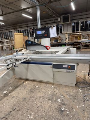 l'image d'une machine située à l'intérieur d'un bâtiment
