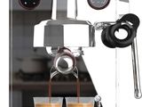 Une image représentant une machine à café s'affiche sur un écran d'ordinateur