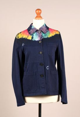 La veste est bleue et présente un motif tie-dye multicolore.