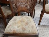 many chairs that are sitting in a room together
