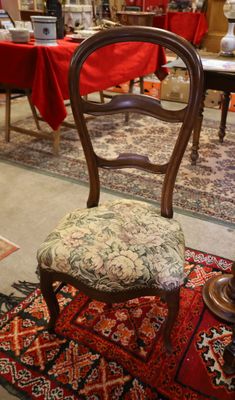 une chaise posée sur un tapis dans une pièce