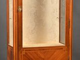 une vitrine ancienne en bois, dotée de portes vitrées et d'un plateau en marbre