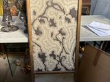 une chaise qui se trouve devant une table