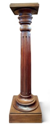un socle en bois surmonté d'une horloge