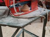 une machine rouge posée sur une table
