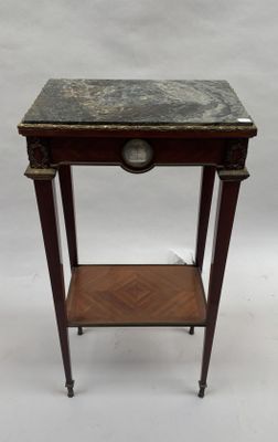 une image d'une petite table avec un plateau en marbre sur un fond blanc