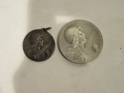 deux pièces de monnaie placées l'une à côté de l'autre sur une table