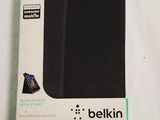 emballage d'une coque de téléphone portable noire posée sur une surface blanche