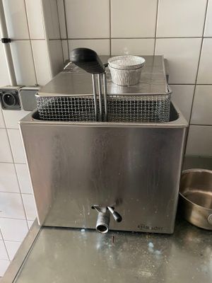 une image d'une friteuse commerciale dans une cuisine commerciale