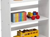 une étagère blanche sur laquelle sont posés un petit train miniature et des livres