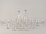 de nombreux verres à vin et une carafe sur la table