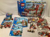 un tas de legos posés sur une table