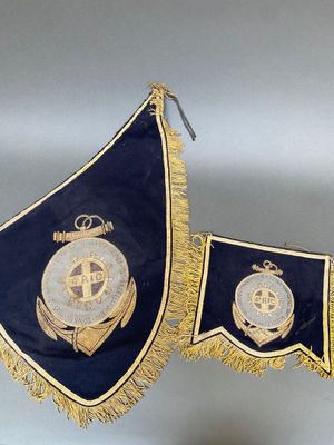 deux drapeaux bleus et dorés suspendus au plafond d'une pièce