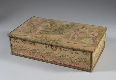 une petite boîte avec un tableau posé sur une table