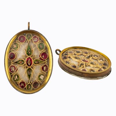 paire de fermoirs ovales en or et émail, ornés de motifs floraux