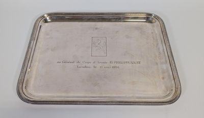 un plateau en argent sur lequel figure le portrait d'un homme