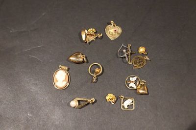 beaucoup de bijoux en or et en argent sur une table