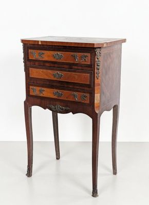 une vieille commode en bois avec un tiroir d'un côté et un tiroir de l'autre côté