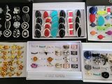 de nombreux types de bijoux exposés dans une boîte