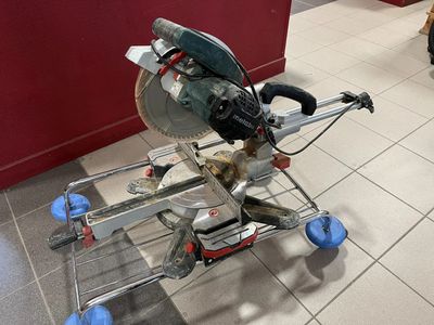 a machine that is sitting on a cart in a room