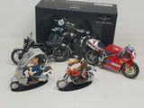 quatre figurines représentant des motos devant une boîte noire