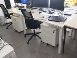 un bureau sur lequel sont posés deux ordinateurs et un ordinateur portable