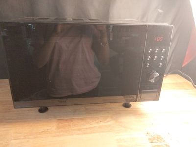 un micro-ondes posé sur une table en bois