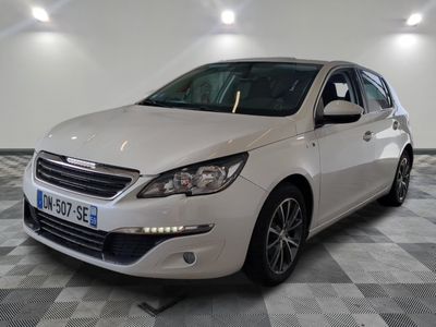 la petite voiture blanche est garée dans une grande pièce
