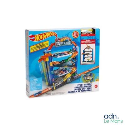 Le circuit Hot Wheels se trouve dans la boîte avec des marqueurs et des marqueurs