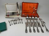 beaucoup d'argenterie dans un coffret sur une table