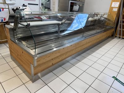 une image d'une vitrine de charcuterie dans un magasin