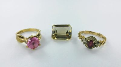 trois bagues et une bague sertie d'une tourmaline rose