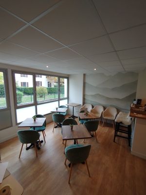 une pièce contenant beaucoup de chaises et de tables