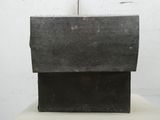 une boîte noire posée sur une chaise blanche