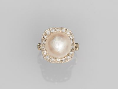 une bague en perles de culture et diamants