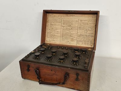 une vieille boîte en bois contenant tout un tas de boutons
