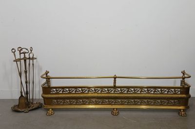 une photo d'un banc en métal doré avec un balai et un porte-balai