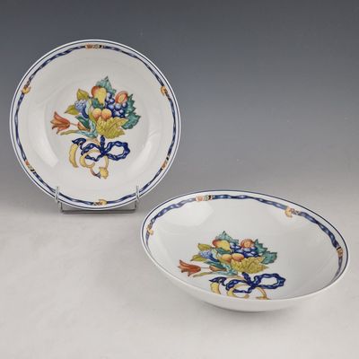 une paire d'assiettes bleues et blanches ornées de fleurs, posées sur une table