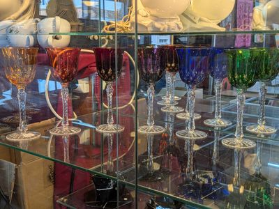 une vitrine contenant de nombreux verres de différentes couleurs