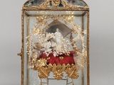 une vitrine ornée d'un décor doré et blanc