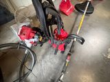 une poussette posée par terre à côté d'une paire de chaussures