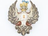 a statue of a bird with a crown on it ' s head