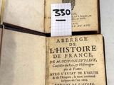 un livre ouvert, muni d'une étiquette, posé sur une table