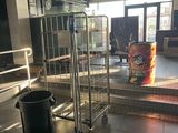 une grande cage métallique au milieu d'une pièce