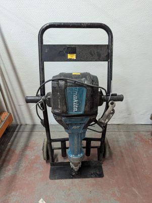 an image of a drill on a stand in a room