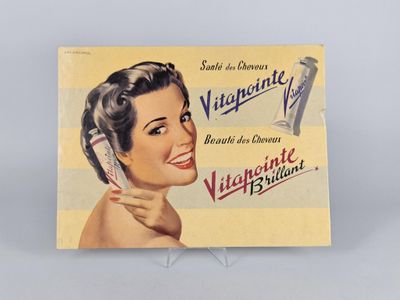 une image représentant une femme tenant un téléphone portable contre son oreille