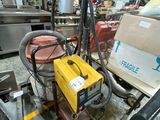 une machine posée à même le sol dans un entrepôt