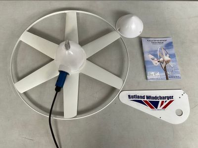 une photo d'un ventilateur de plafond équipé d'une lampe et d'une télécommande