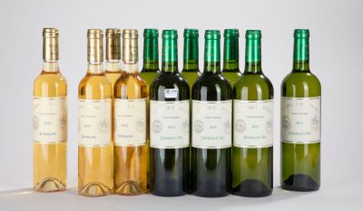 plusieurs bouteilles de vin posées les unes à côté des autres sur une table